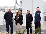 Andreas Benkö, Christine Romirer-Maierhofer, Thomas Schendl und Kristian Vuksan mit dem John Deere Award am Standort Großpetersdorf. 